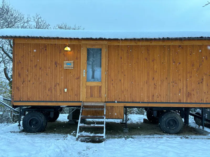 Drevená maringotka na zasneženej lúke